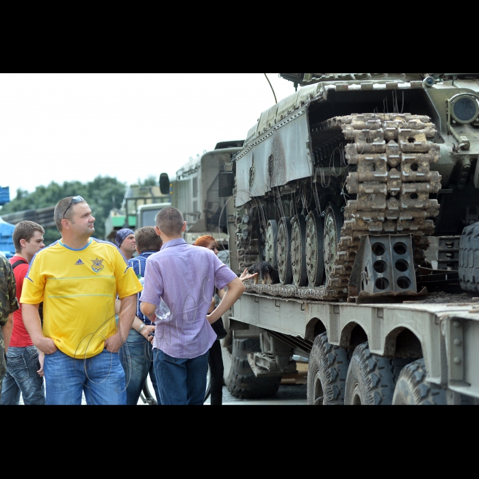 КИЇВ. На території музею Великої Вітчизняної війни відкрилась  виставка  зброї, військової техніки, вилученою  у членів незаконних збройних формувань під час АТО на сході України. Зокрема, на огляд всіх бажаючих представлені різні модифікації РПГ, протипіхотні міни, ПЗРК, БМ-21 